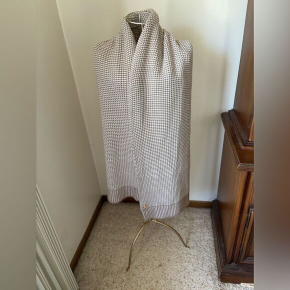 Vince Camuto greige and white scarf - Picture 1 of 7